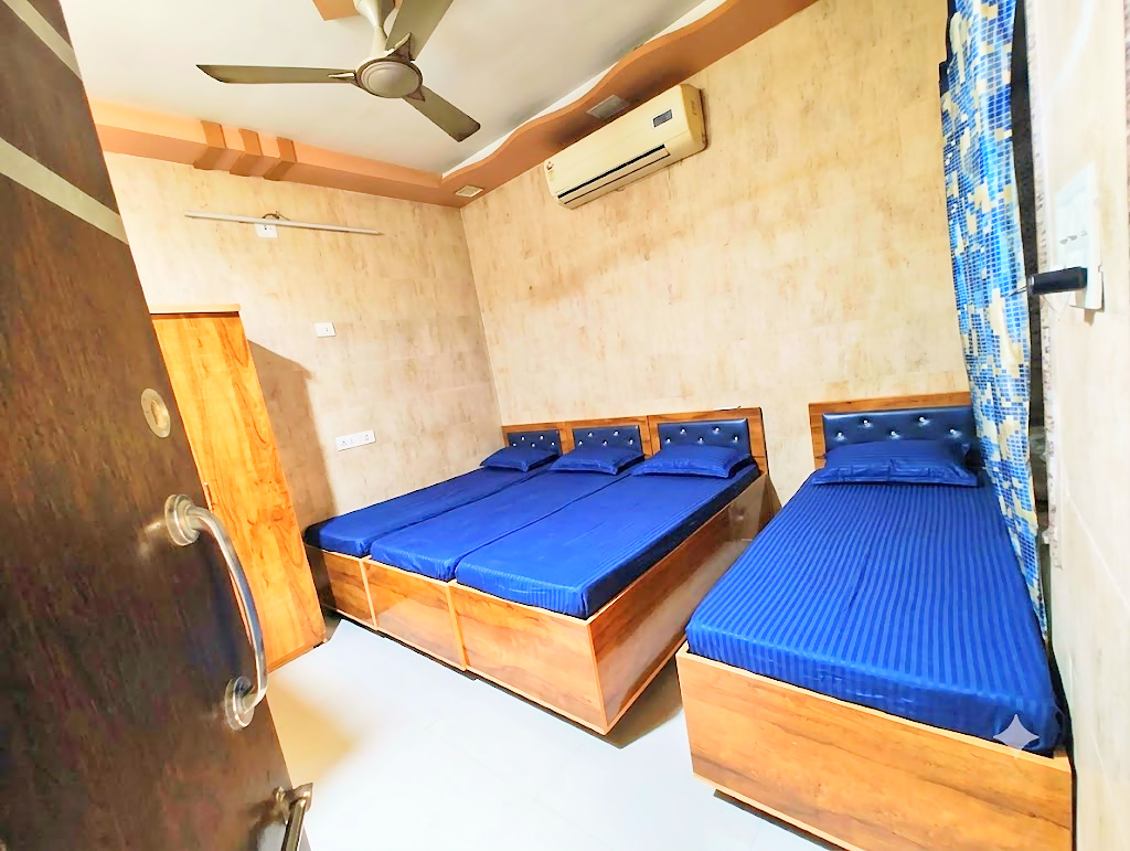 4 sharing AC room at Shivam PG, boys PG in Prahlad Nagar, Ahmedabad